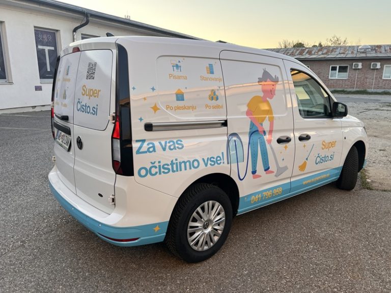 Dostavno vozilo Super Čisto z napisom »Za vas očistimo vse!« in številko 041 796 958